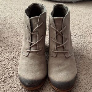 Toms Women's Lace-Up Boots in Tan Suede